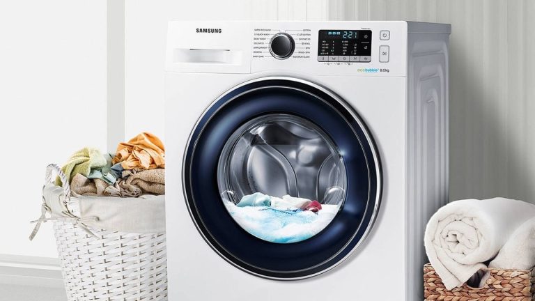 Kleding wassen in een Samsug-wasmachine met ecobubble-functie