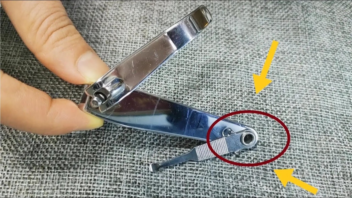 gat bij nagelknipper